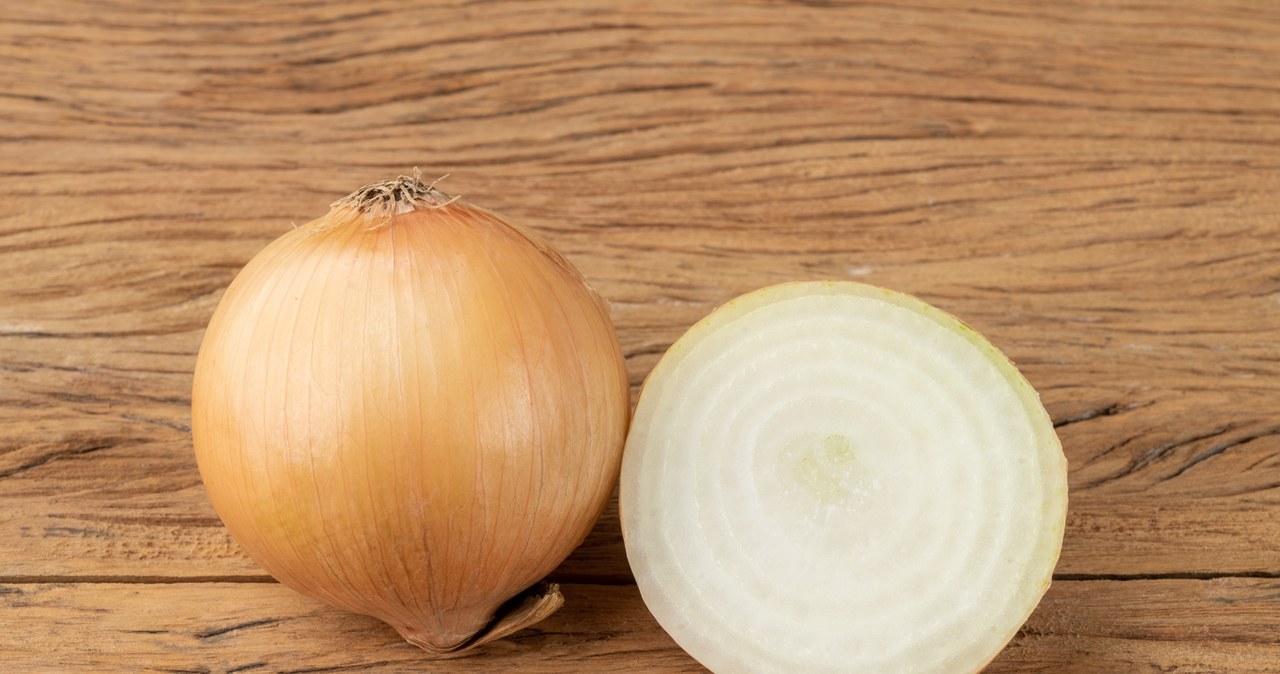 Pull the onion half on the fork and wipe the hot grill grate with it. /123RF/PICSEL