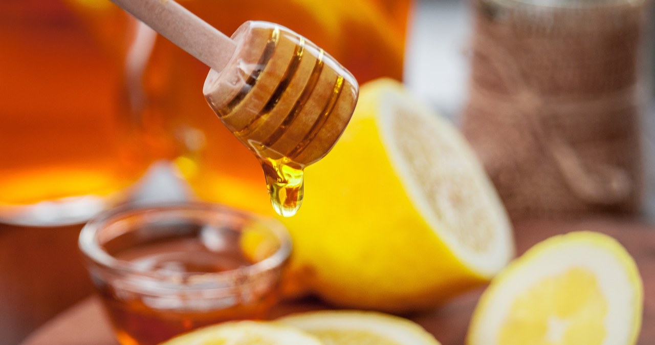 In a honey and lemon mask, a big advantage is its ease of preparation and the availability of ingredients. /123RF.COM /123RF /PICSEL