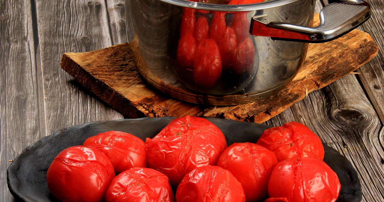 Peeling tomatoes will be simpler when we choose good fruit /pixel