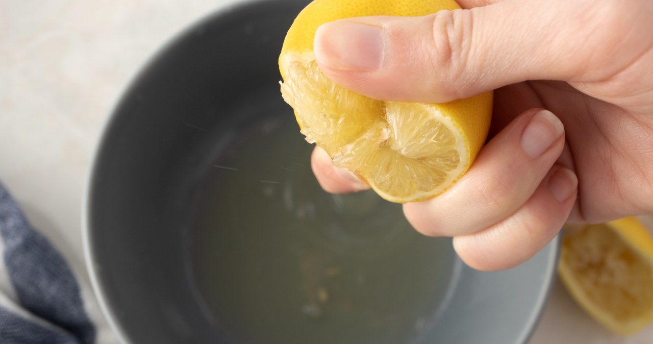 In combination with lukewarm water, lemon juice creates an ideal solution that is safe for food and easy to use. /123RF/PICSEL