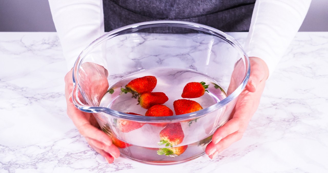 Wash the strawberries with peduncles only just before eating them. /123RF/PICSEL