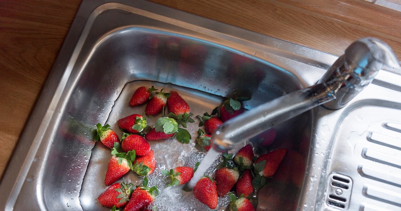 Strawberries are best washed immediately before eating. /123RF/PICSEL