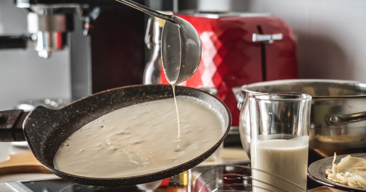 Using a vase spoon, put portions of pancake dough on the pan. Fry on both sides in golden color and serve with your favorite accessories. /123RF/PICSEL