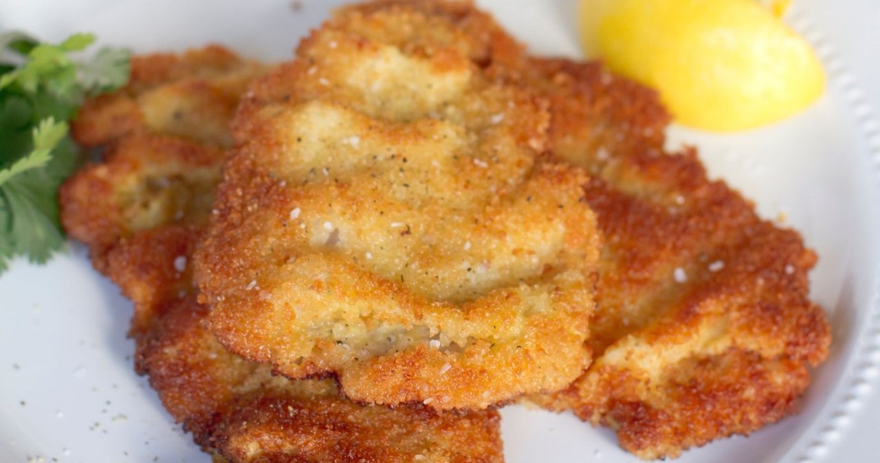 Veal cutlets come out very delicate. It is important to break them into thin slices /JB325 /Canva Pro