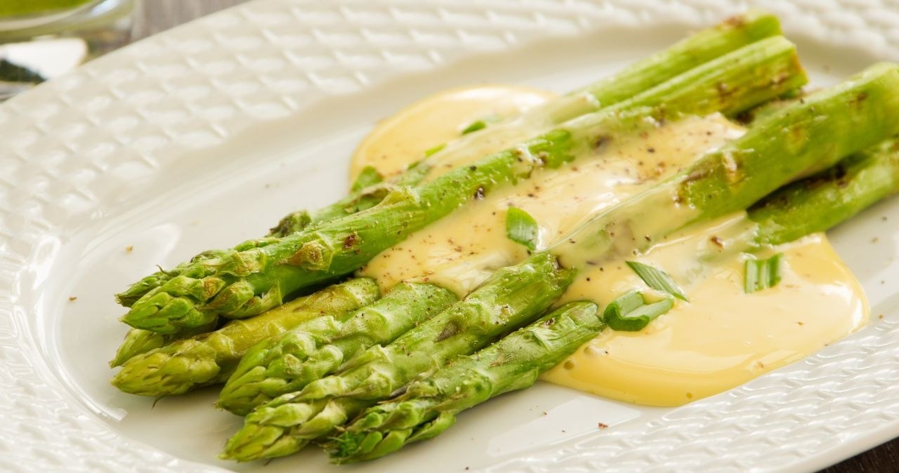Dutch sauce adds taste and juiciness of asparagus /Lesyy /Canva Pro