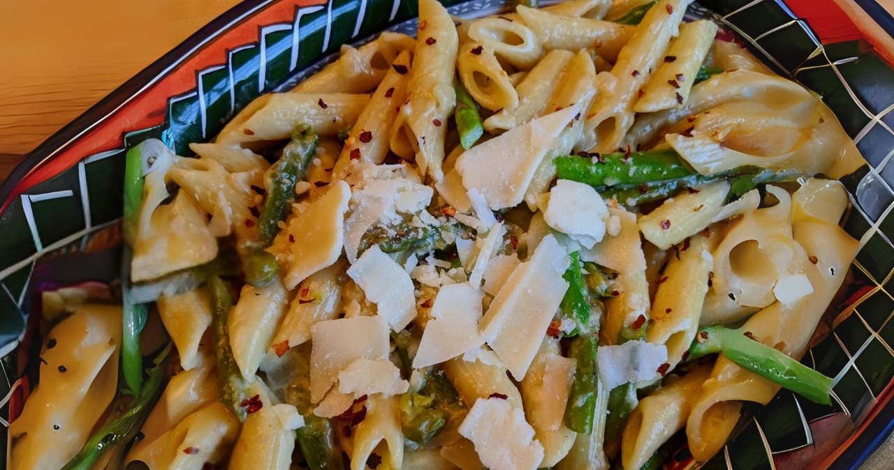 Pasta with asparagus and chicken is the perfect spring dinner /Catceeq /Canva Pro