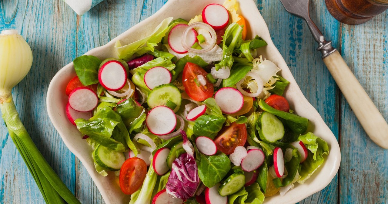A simple, spring salad full of crunchy vegetables /GKRPHOTO /123RF /PICSEL