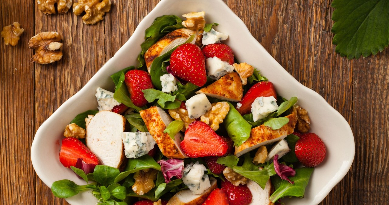 Salad with chicken and fresh strawberries /GKRPHOTO /123RF /PICSEL