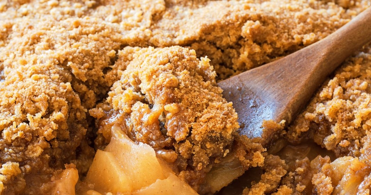Crumble is an indispensable element of yeast cakes and with fruit. /Viennetta /Canva Pro