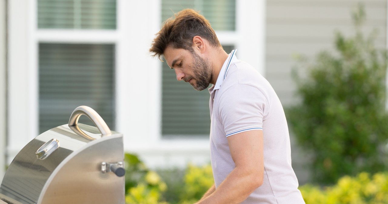 Pour on a fork and clean the grate. Fat and food remains on the grill will not be a problem anymore