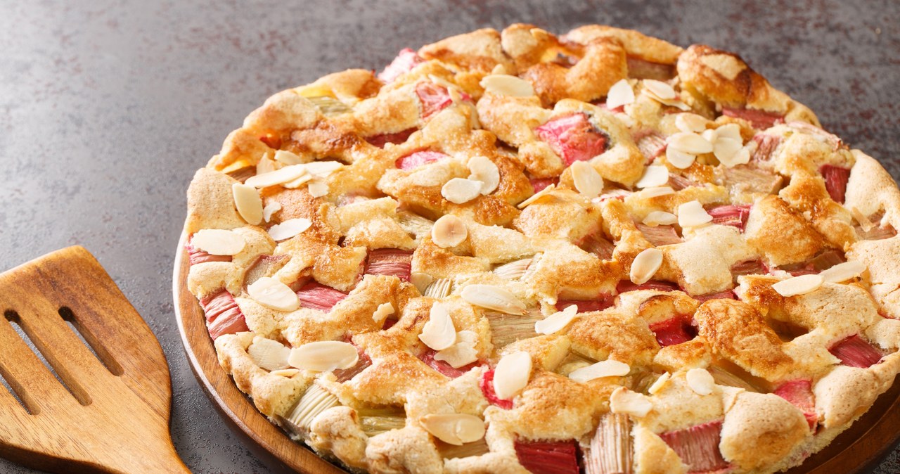 This is one of the tastiest cakes in the spring. Almond tart with rhubarb