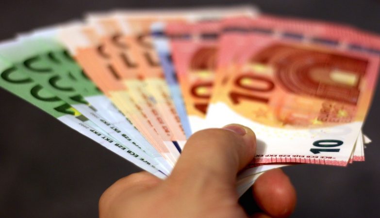 Artist will distribute money on the street in Santa Maria da Feira. It is a social experience