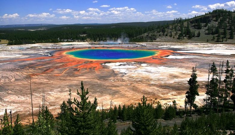 Yellowstone Supervulgar Eruption will be avoided by a magma lid