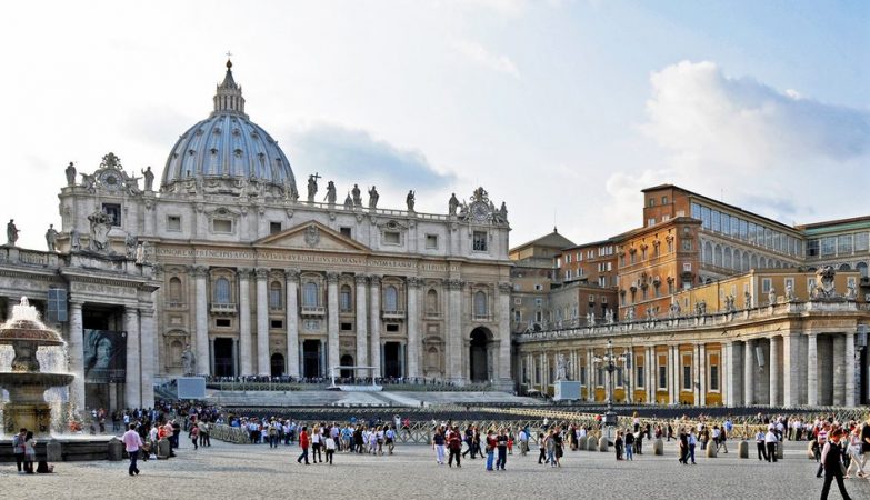 Conclave may extend: internal discomfort, sermon and the Parolin problem