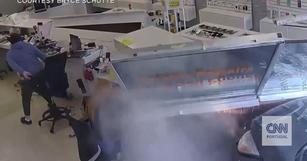 01:38 Awesome images show the moment when a car unites a store in Canada 6 min