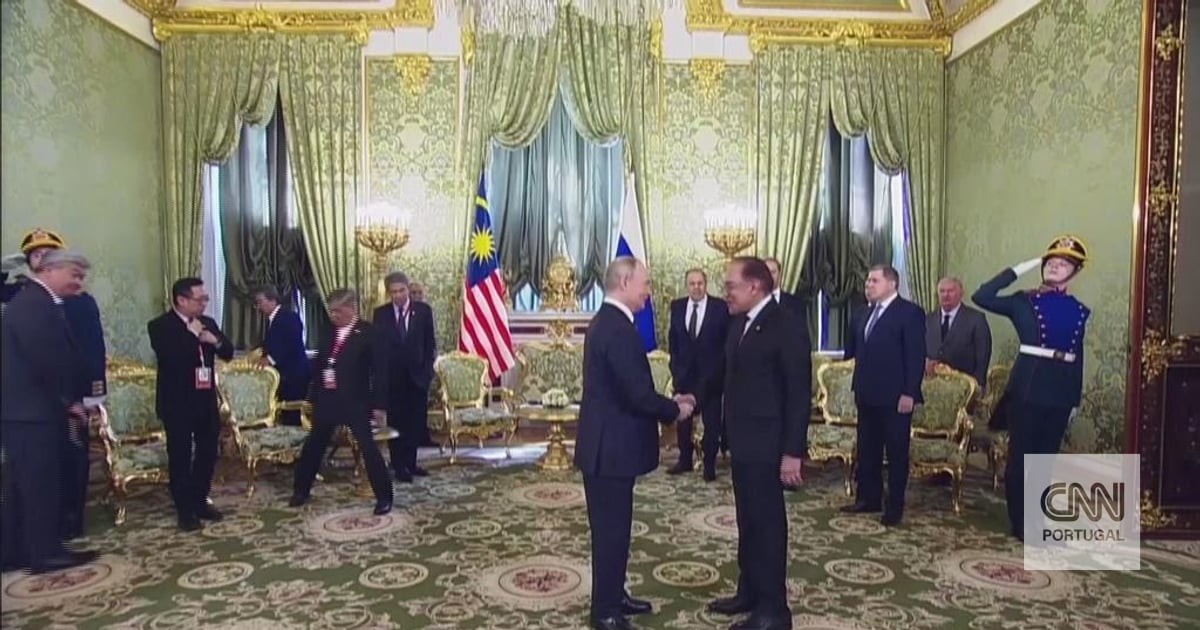 01:54 Without Putin and No Trump: Zelensky alone in Türkiye before ceasefire negotiations 2 min there