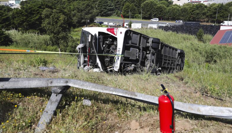 Bus with 37 children collides with truck in A8 and falls into a ravine