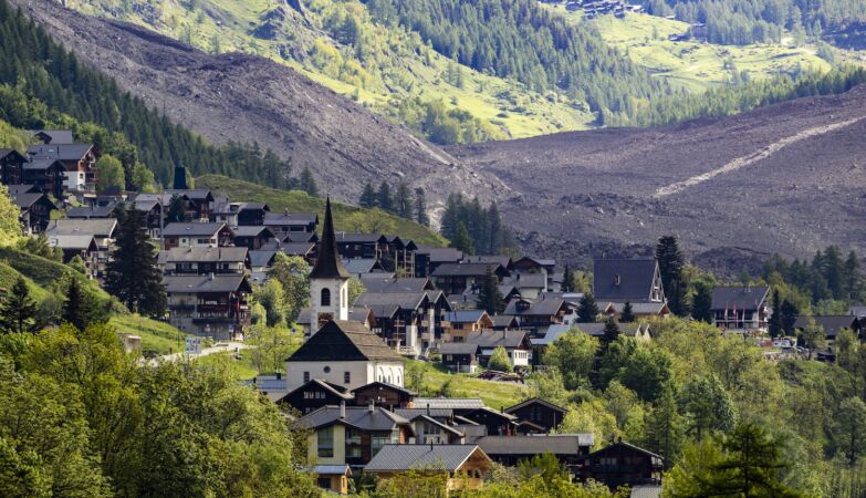 Swiss village buried after collapse of glacier. Catastrophe can still get worse