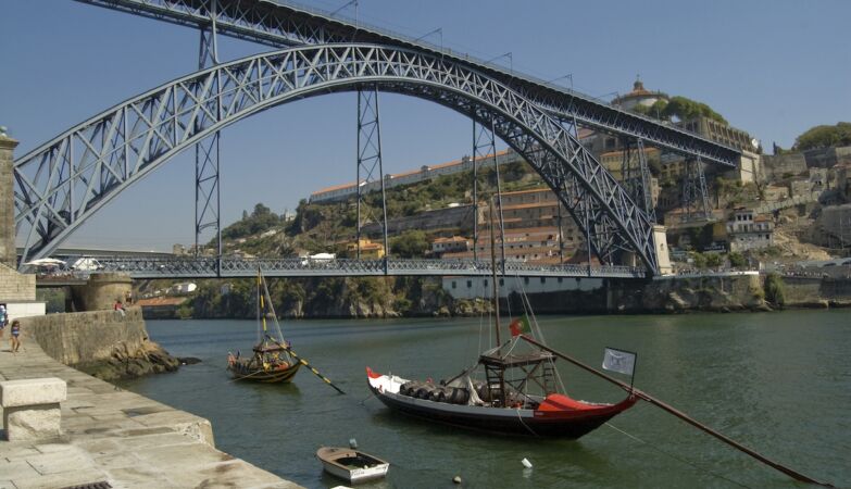 Missing smaller in the Douro River. Jumped from the bridge Luís I in exchange for money from tourists