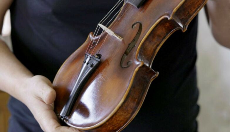 Revealed secret message on a Jewish violin in the Nazi field 80 years ago