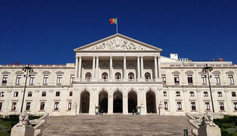 Open ballot boxes: Almost 11 million people choose 230 deputies