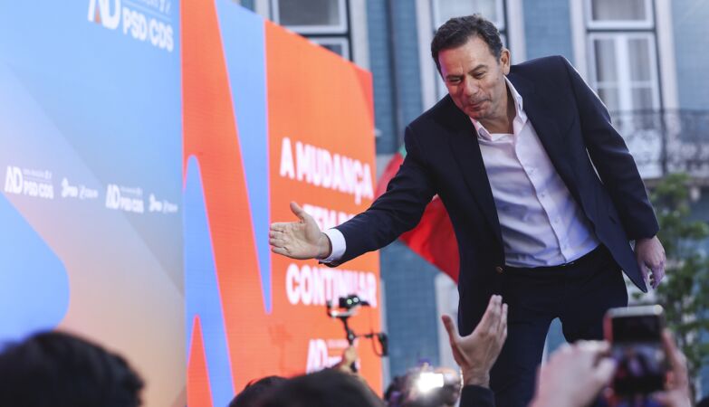 Ad leads narrowly; PS rises; Arrives reaches the 20%