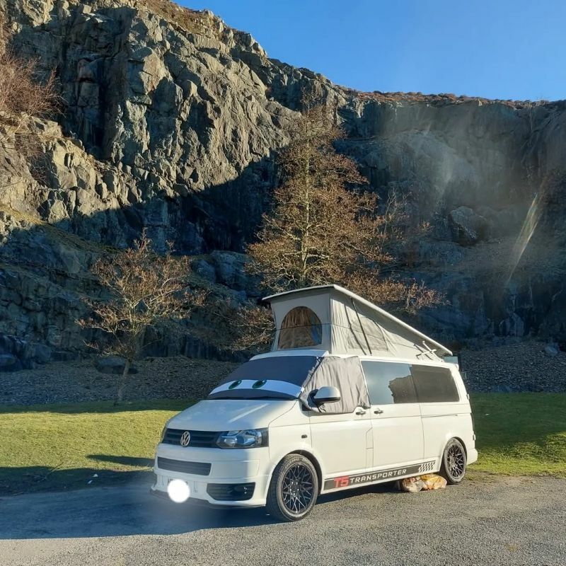 “Sell Up & Drive”. Couple saves 1550 euros per month while traveling around the world