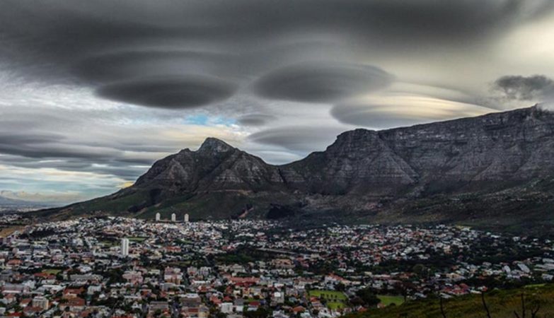 As one climbs and descends. South Africa is raising and sinks at the same time
