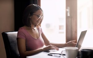 The teleworking did not kill the romance in the office. It is clandestinity
