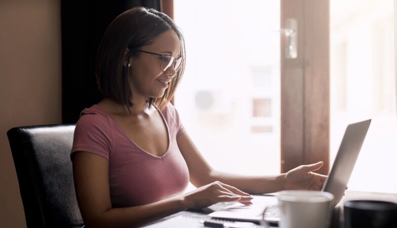 The teleworking did not kill the romance in the office. It is clandestinity