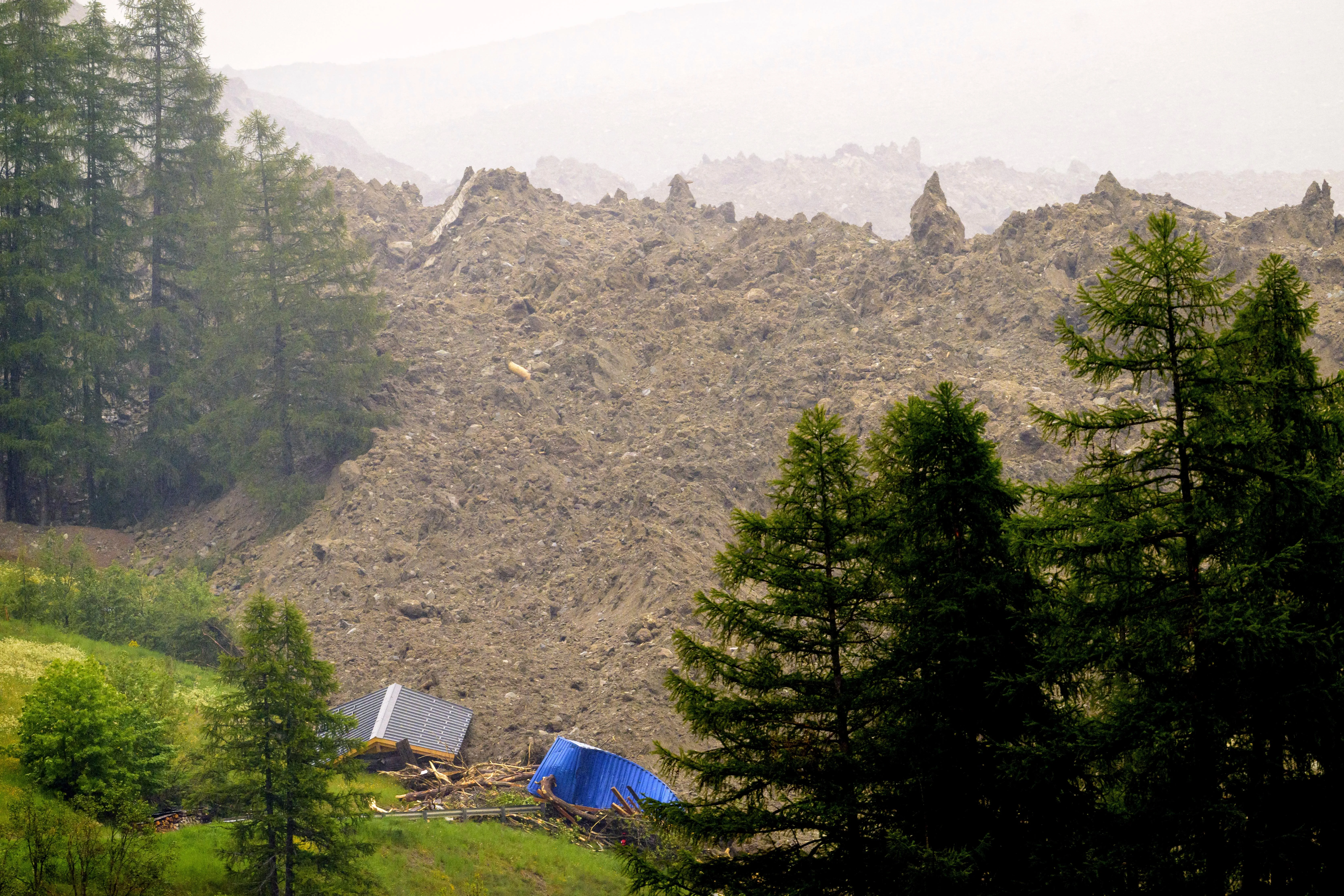 Glacier's collapse leaves village Swiss practically under mud