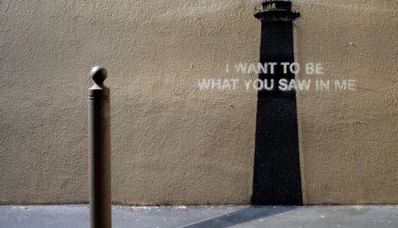 Pena becomes a lighthouse in Banksy's new work. “Mystery Location” is in Marseille