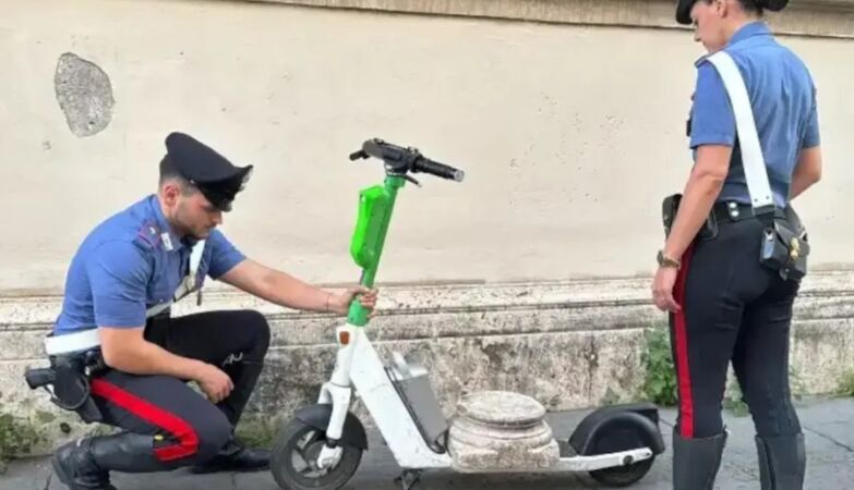 Tourist detained in Italy was scooter with historical object. In Rome there is no lack of misplaced