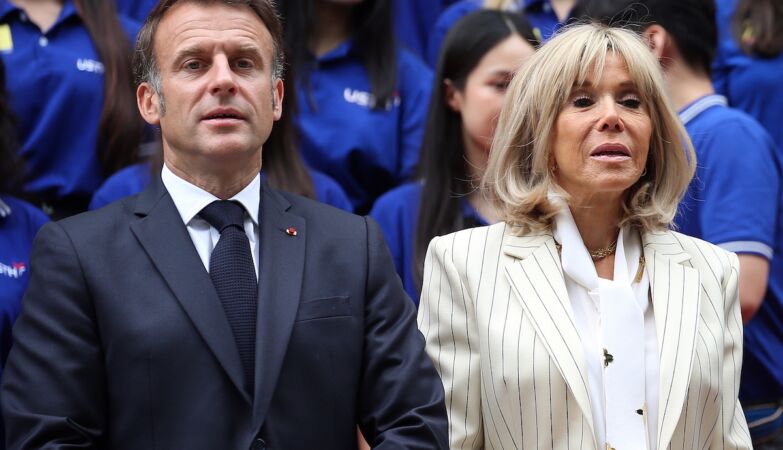 A snap? A push? The unexpected moment between Macron and Brigitte