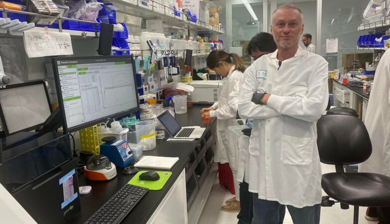 He let herself bite for snakes hundreds of times. Now your blood revolutionizes science