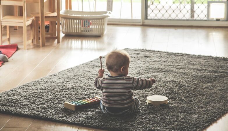 To play smiling, a child doesn't need many toys