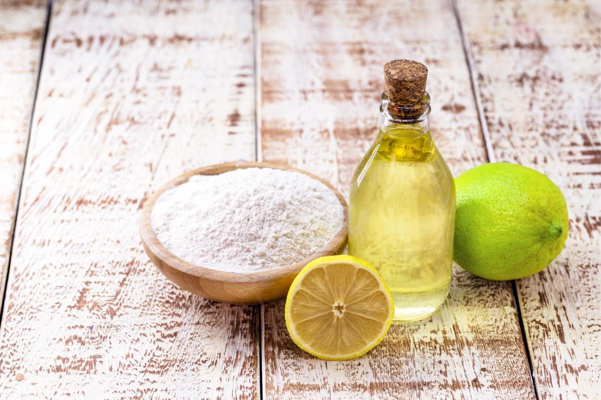 Natural method for cleaning the refrigerator