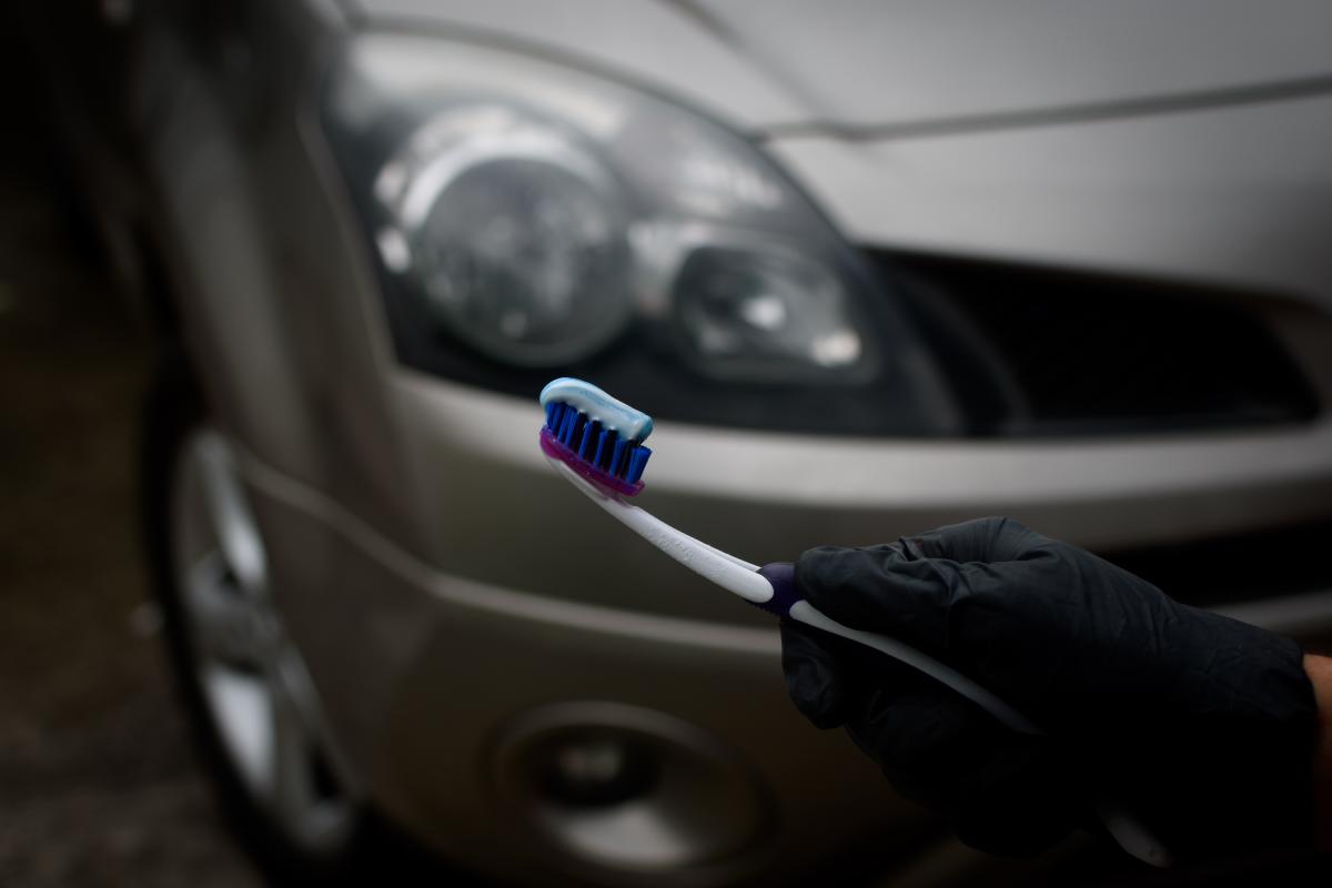Home methods to clean the car headlights