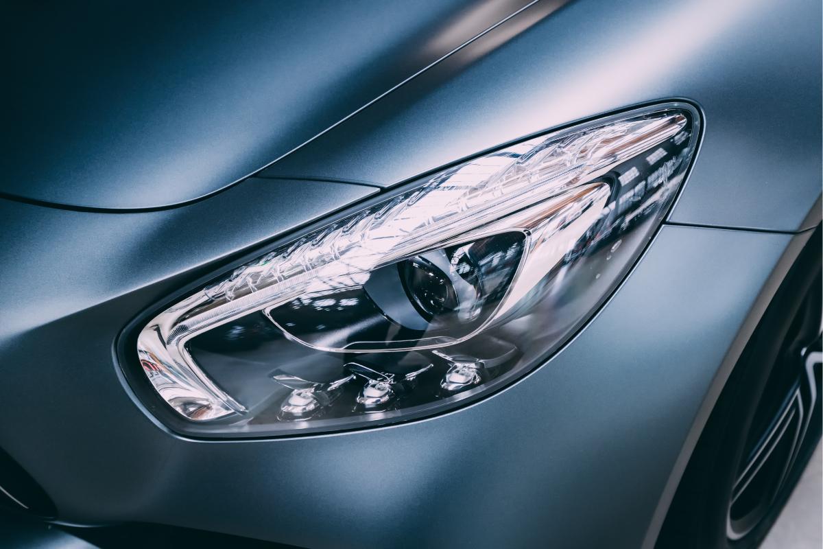 The cleaning of the yellowed headlights