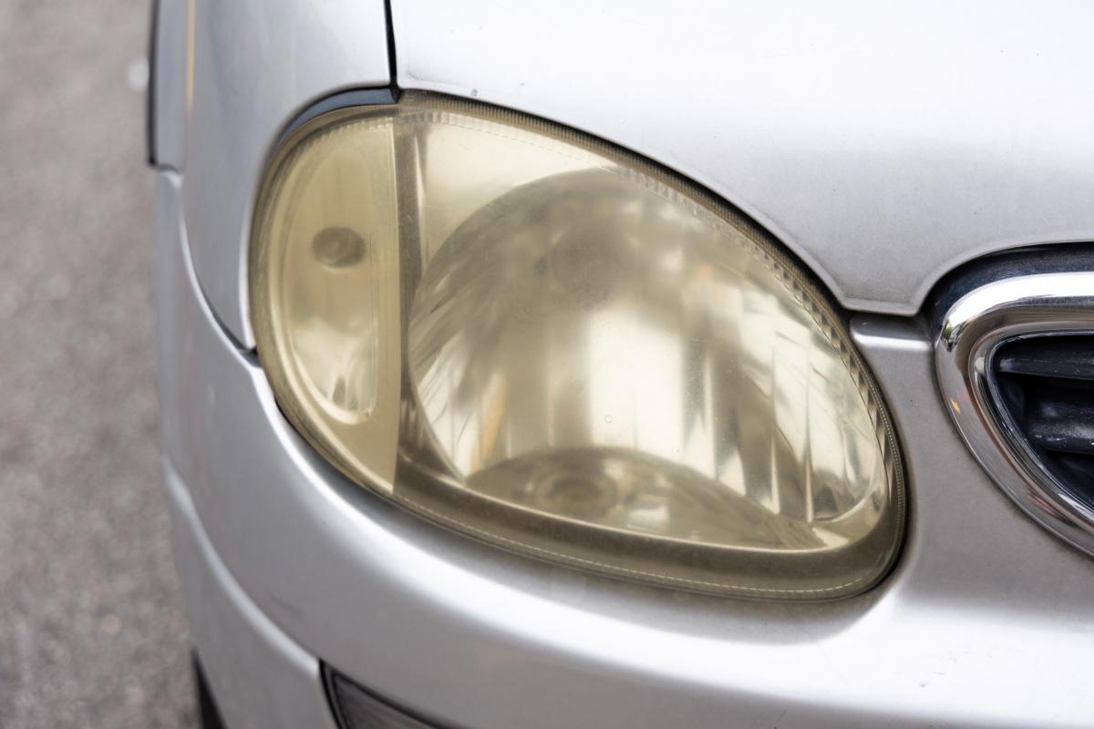 How to clean the yellowed lights of the machine