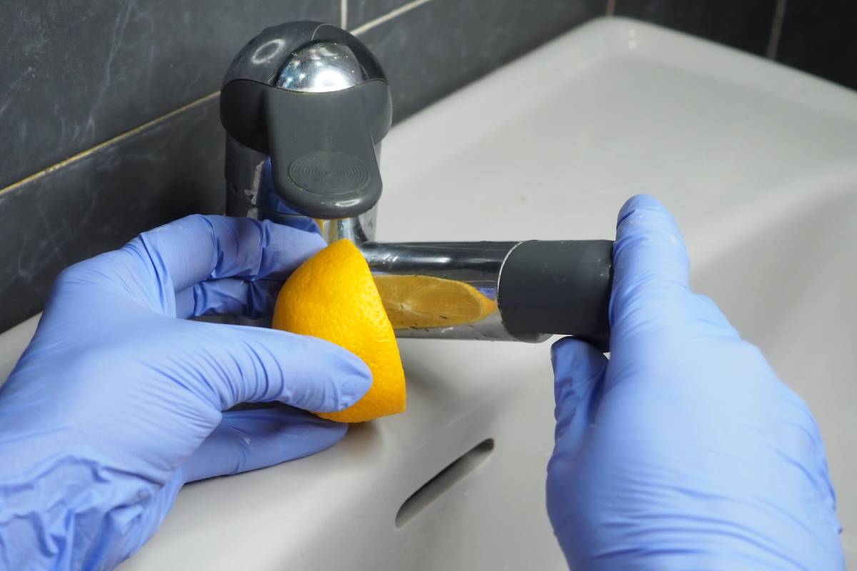 Natural remedies to clean the bathroom