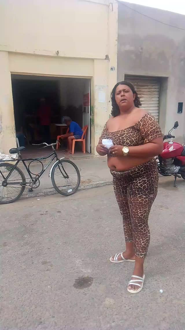Woman viralizes by delivering certificate in 'cabaret': “girl also gets sick”