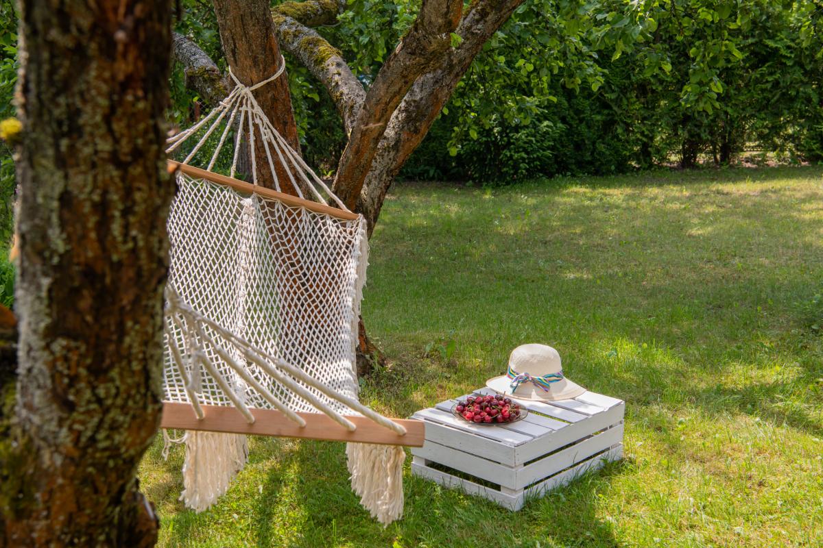 How to transform old boxes into a rustic outdoor table