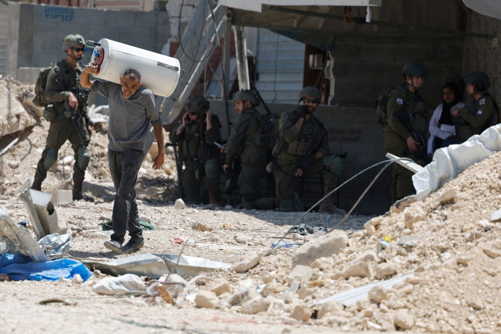 Gaza: Dead dozens of young people in a bombing on the internet cafe