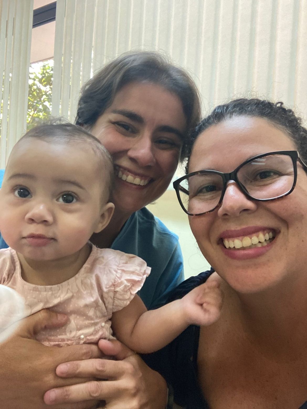 “Mother, I only have two”: Know the love story of Esthér that was adopted by two mothers