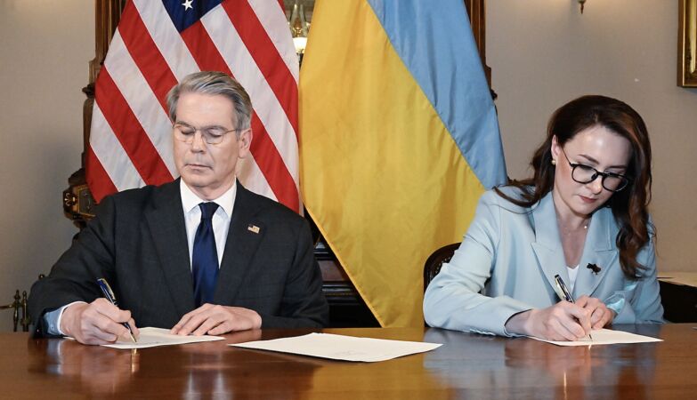 USA and Ukraine sign an agreement for access to Ukrainian natural resources