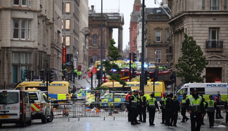 Car run over crowd at festivities of the Liverpool title. Dozens of injuries, including children