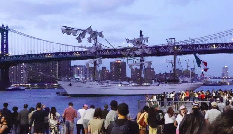Mexican ship hits the bridge of Brooklyn and makes two dead