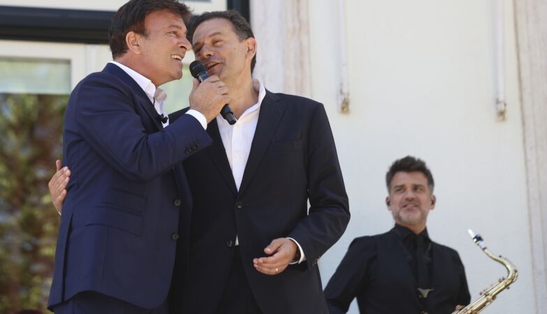 Montenegro made a duet with Tony Carreira. Pedro Nuno accuses him of campaign with public money
