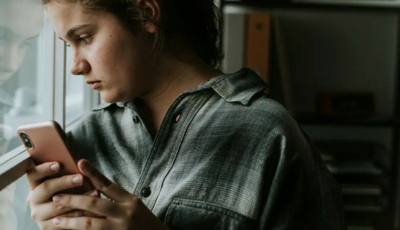 Mental health problems associated with the time spent on social networks